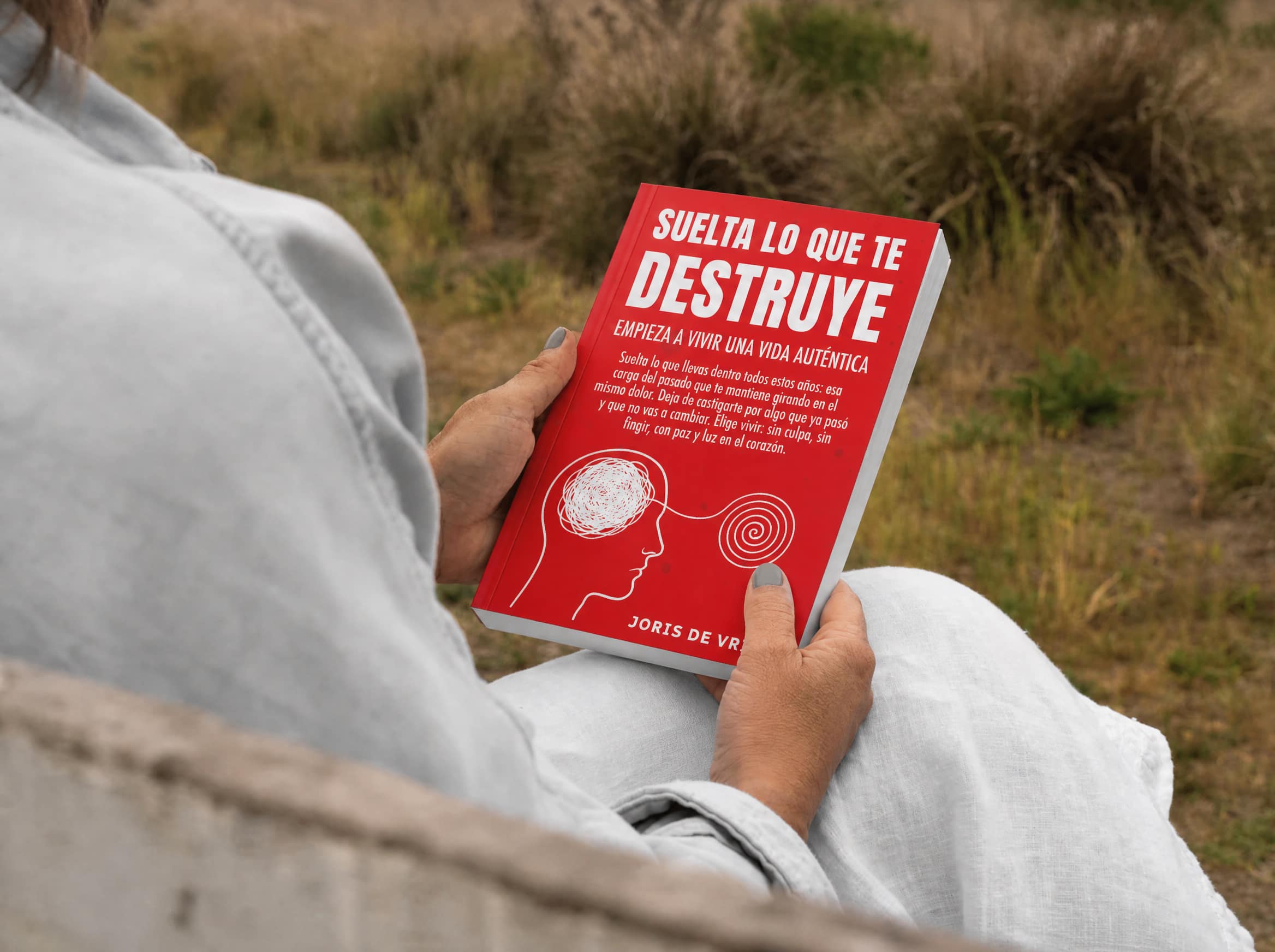 Una lectora con Suelta lo que te destruye al aire libre